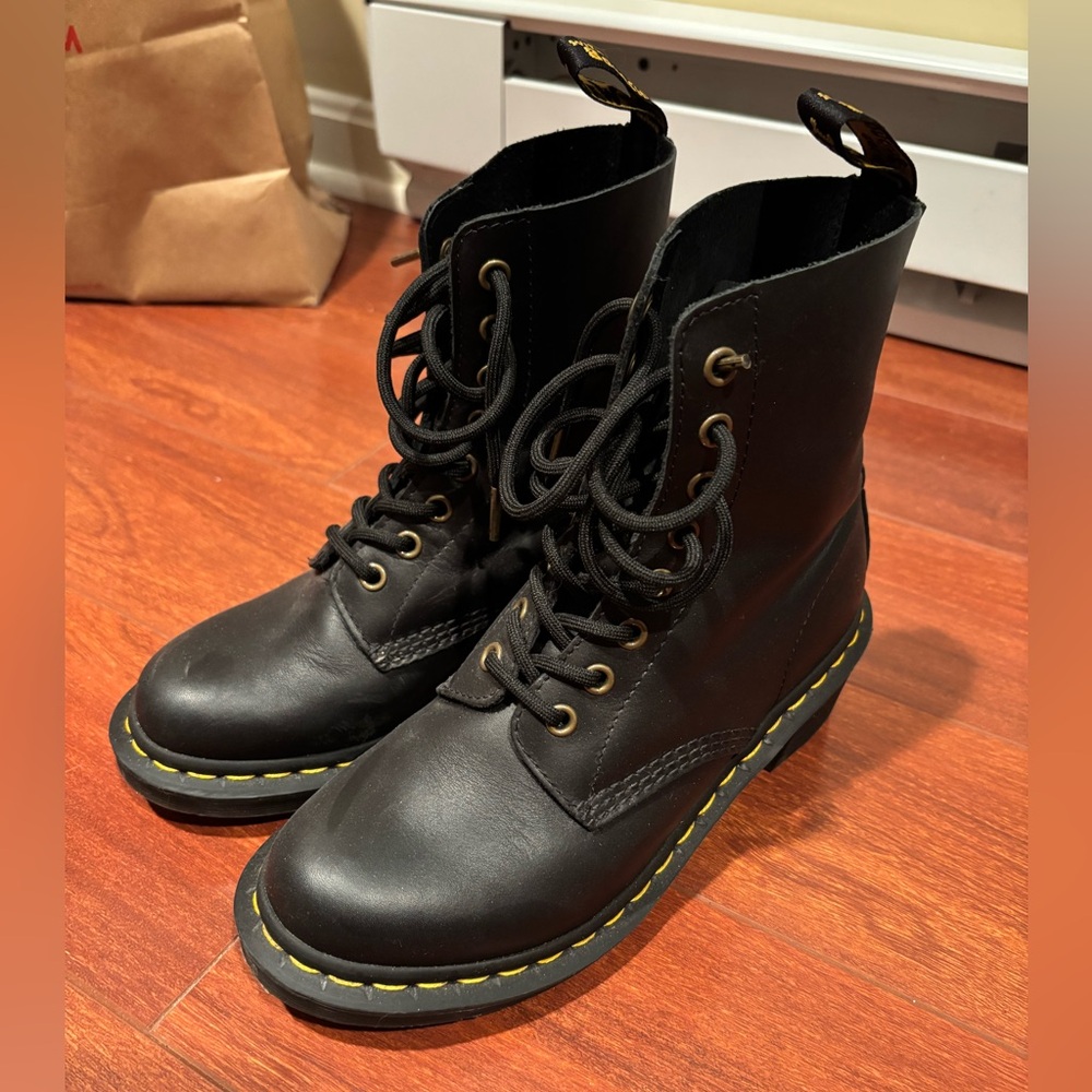 Dr.Martin Black leather lase-up boots